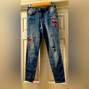 Vanilla star mid rise, skinny jeans girl, size 11
Embroidery flowers